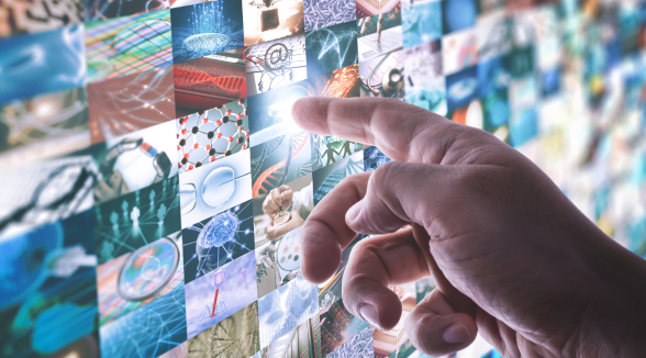 hand-touching-screen